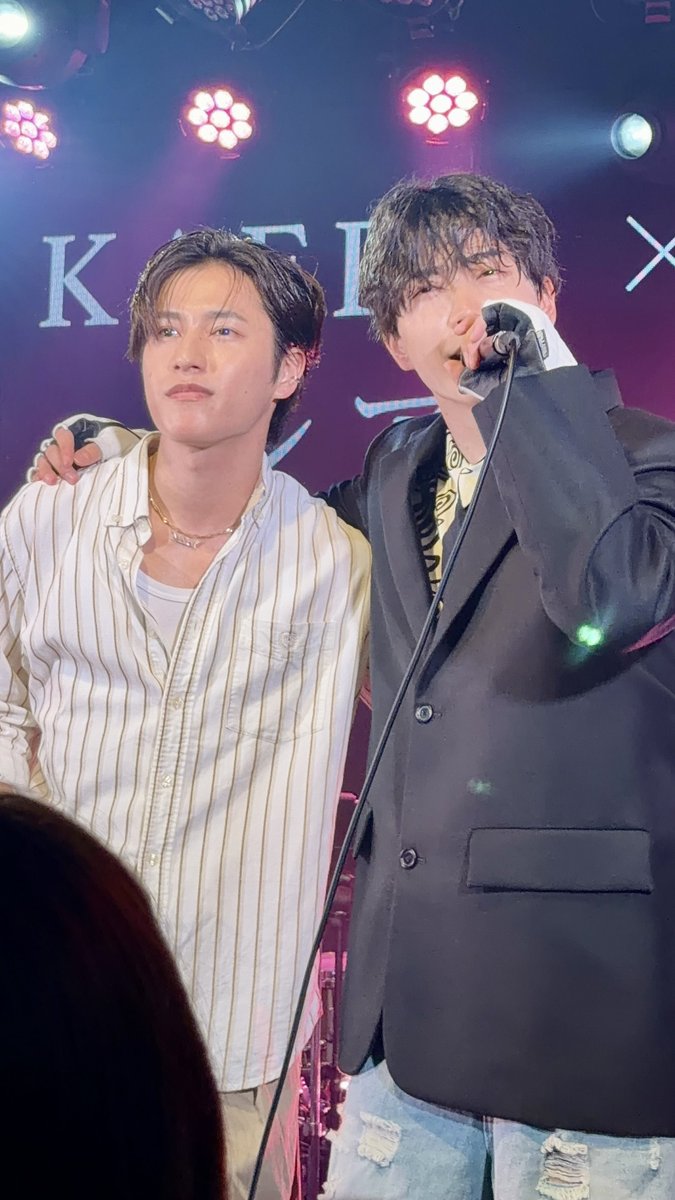 thefinestsz's tweet photo. 撮可結構失敗しちゃってたけど、ライブハウス質感かっこよかった!楓くんに確定ファンサいただきまして……胸がギュンです💘
#北林楓 #山根航海
#MayBloom https://t.co/gcf6nSaMAD