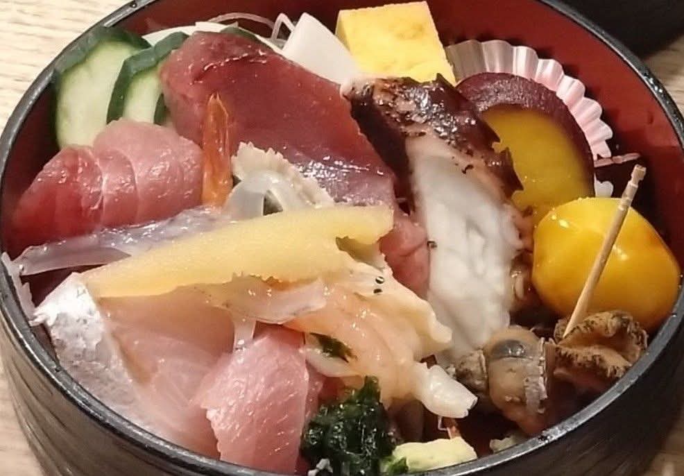 TSUNEKODAMA's tweet photo. ちらし定食。

庶民的な街の鮨割烹の人気ランチメニューだ。

目の前にお重二段が運ばれてきて、一段目にちらしというより海鮮丼の頭、二段目にご飯。前者にはマグロ、ブリ、甘海老、白魚、サザエのつぼ焼き、イワシの昆布巻き、甘く煮たさつまいも等々。それぞれちょっとずつで具だくさんだ。 https://t.co/zFCs8AYvPx