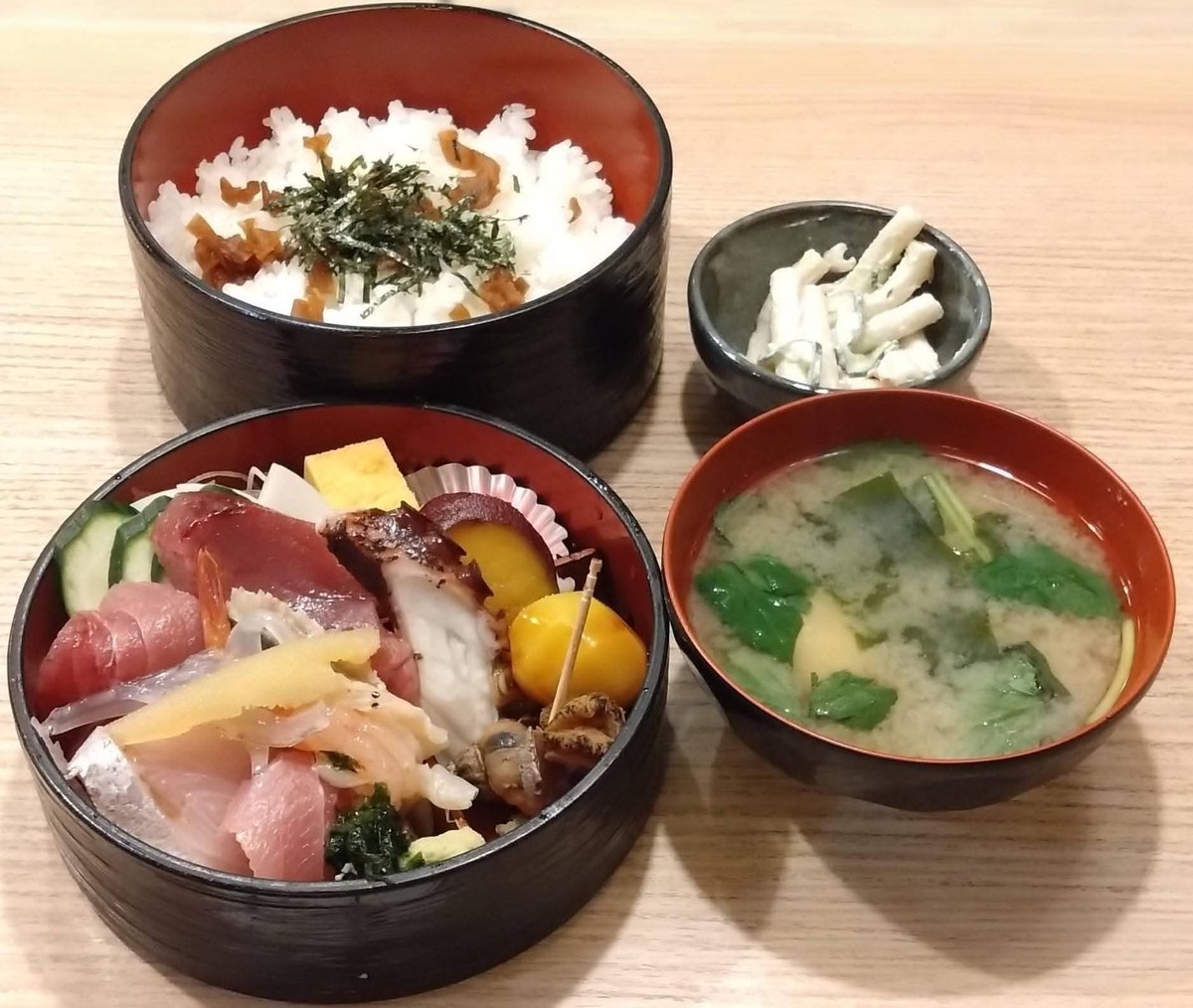 TSUNEKODAMA's tweet photo. ちらし定食。

庶民的な街の鮨割烹の人気ランチメニューだ。

目の前にお重二段が運ばれてきて、一段目にちらしというより海鮮丼の頭、二段目にご飯。前者にはマグロ、ブリ、甘海老、白魚、サザエのつぼ焼き、イワシの昆布巻き、甘く煮たさつまいも等々。それぞれちょっとずつで具だくさんだ。 https://t.co/zFCs8AYvPx
