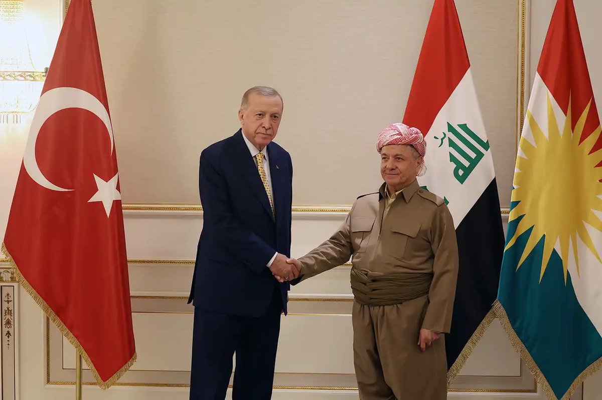 IHSANDENZwan's tweet photo. ÇÖZÜM SÜRECİMİ PİŞMANLIK SÜRECİMİ?
YENİ TR’NİN İNŞAASI ÜZERİNİ…

   Federal Anadolu Cumhuriyetinin Türk ve Kürd Milletinin Ortak Geleceği
T.C’mi olmalı..?

   Cumhuriyet’in ikinci yüzyılına girerken tarihsel bir dönüm noktasında durmaktadır. Kemalist tekçi ulus-devlet modeli, bir asır boyunca Kürd varlığını inkâr ederek, asimilasyon politikalarıyla ve merkeziyetçi yapısıyla hem Türk hem de Kürd milletine büyük maliyetler ödemiştir. PKK çetesi bu inkâr üzerinden bir “Kürd kartı” oluşturmuş, terörle bölgeyi kan gölüne çevirmiştir. Ancak Sayın R. Tayyip Erdoğan’ın vizyoner liderliğiyle başlayan çözüm süreci, bu kartı devlet lehine çevirme fırsatını sunmaktadır.
A. Öcalan’ın rolü ve PKK’nın silahsızlandırılmasıyla birlikte, Kürd milletinin meşru talepleri terörden arındırılmalıdır. Kültürel haklar, dil özgürlüğü ve yerel demokrasi gibi talepler artık “sıfır talep” değil, ortak bir gelecek inşasının temel taşlarıdır. Kemalizmin katı üniter yapısı, günümüzün çok etnikli ve bölgesel gerçeklerine cevap verememektedir. Türkiye’nin, Irak’ın, İran’ın ve Suriye’nin egemenliklerinin devamı tartışmalı bir siyasi gerçekliktir.. Oratadoğuda istikrarın devamı, ancak Türk ve Kürd milletlerinin eşit ortaklığıyla mümkün olacaktır.
Bu çerçevede, TC’nin yeniden inşası kaçınılmazdır: Federal Anadolu Cumhuriyeti.
Bu yeni yapı; Üniter Kemalist modelden uzaklaşarak, federal bir anayasal düzen kuracak,
Kürd milletine kültürel, idari ve siyasal statü tanıyacak, Türkiye’nin Kürdistanından başlayarak, komşu ülkelerdeki Kürd nüfusunun da barışçıl entegrasyonuna zemin hazırlayacak, Ortak tarih, coğrafya ve kader birliği üzerine kurulu demokratik bir Anadolu birliğini hedefleyecektir.
Federal model, ne bölünme ne de dış müdahale anlamına gelmez. Tam tersine, Federal Türkiye’nin devlet devamlılığını güçlendirir; PKK gibi yapıların elindeki kartı alır ve Türk-Kürd ittifakını devlet seviyesinde kurumsallaştırır. Böylece ikinci yüzyıl, sadece Türklerin değil, Türk ve Kürd milletinin ortak zaferi olur. Anadolu’nun kadim topraklarında barış, refah ve güçlü bir devlet ancak bu kapsayıcı vizyonla mümkündür.
Erdoğan’ın liderliğinde atılacak adımlar, bu tarihsel dönüşümü gerçekleştirebilir. Artık inkâr, çatışma ve terör devri kapanmalı; eşit ortaklık ve federal kardeşlik devri başlamalıdır. Federal Anadolu Cumhuriyeti, hem Türkiye’nin hem de Kürdistan bölgesinin geleceğini en gerçekçi ve sürdürülebilir yoludur.

1/6/2026 ist
İhsan Deniz