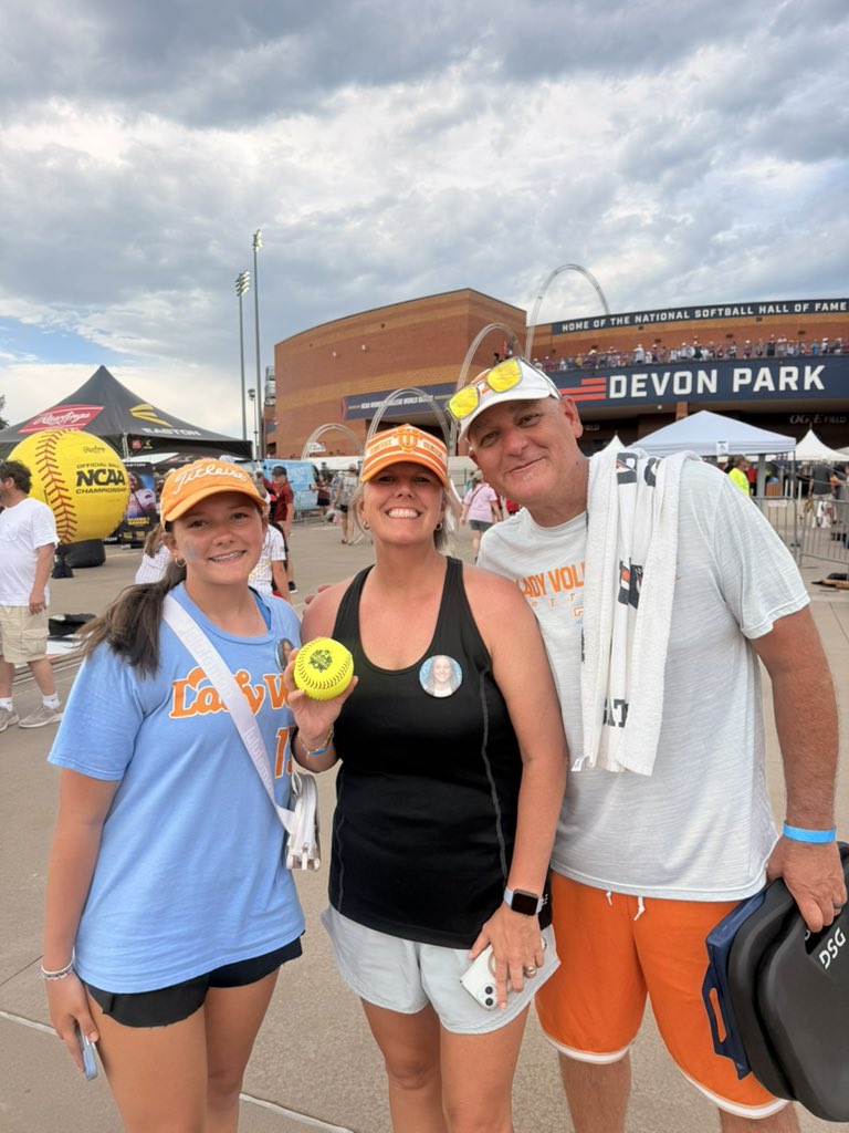 ryleerobinsontv's tweet photo. THE HOME RUN BALL !!!! https://t.co/zw1HKEGvR4