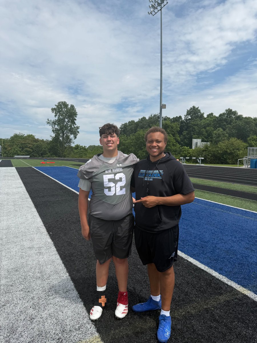 ayden_vanwinkle's tweet photo. Thanks @CoachKleckler and @CoachGraham_LWU for a great camp today.  Lots of good work happened today.   Thanks for having me snap after camp as well.  @coach_harmon5 @coach_jdjohnson @CCCHSFOOTBALL https://t.co/XAse7ZwnLx