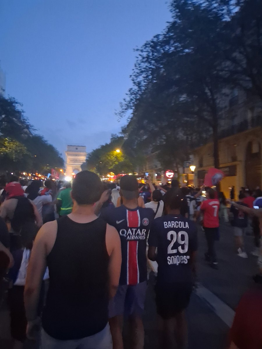 AndyLuce4's tweet photo. La fête 🥳 🥳 continue à Paris à l'occasion du back to back du PSG. 

Ici c'est Paris !!!!!! https://t.co/NiPF5wjrGX