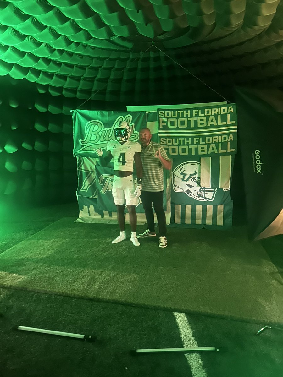 ZionPaul_4's tweet photo. Loving it !! @CoachA_USF @BearDownHOCO @CoachEdwards10 #officalvisit https://t.co/eYpp1n8X1V