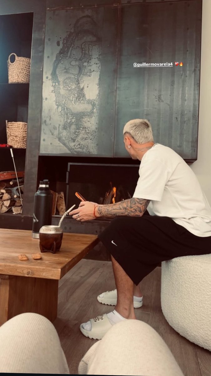 luisawazr's tweet photo. amo que o varela e a família dele SEMPRE estão com algo do flamengo https://t.co/SHqnpws8wH