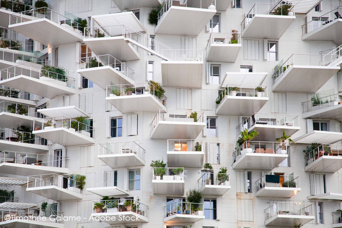 ExploreFranceJP's tweet photo. 🇫🇷空に枝を広げるような、南仏の建築へ🌿✨

モンペリエに建つ「Arbre Blanc（白い木）」は、その名の通り、木が空へ向かって枝を広げる姿から着想を得たユニークな建築。

日本人建築家・藤本壮介氏を中心とした国際チームが設計を手がけました。

無数に張り出したバルコニーが光や風を取り込み、地中海らしい暮らしを表現。住宅やレストランを備え、街の新しいランドマークとして親しまれています。

伝統的な街並みだけではない、現代フランス建築の魅力に出会ってみませんか🏙️✨

#ExploreFrance