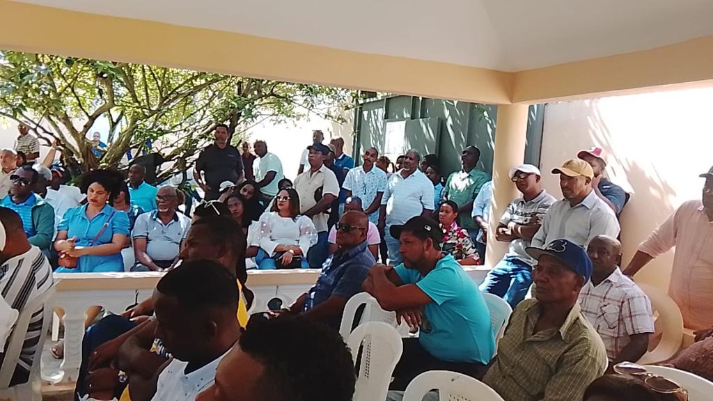 RobertoFulcar's tweet photo. Continuamos el recorrido en la provincia San Cristóbal con el encuentro entre los dirigentes de #VillaAltagracia, #ElPuerto, #LaCuchilla y #Medina. https://t.co/HQMGJln0co