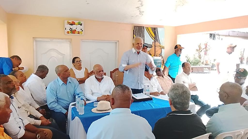 RobertoFulcar's tweet photo. Continuamos el recorrido en la provincia San Cristóbal con el encuentro entre los dirigentes de #VillaAltagracia, #ElPuerto, #LaCuchilla y #Medina. https://t.co/HQMGJln0co
