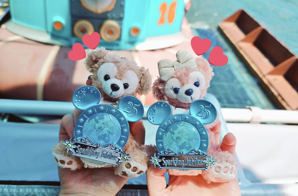 ririhobby's tweet photo. シーのブルー装飾たくさんでとても綺麗だったー！
そしてジュビリーバッジのサイズ感完璧だったおかげでめちゃくちゃかわいく付けられて大満足！！ https://t.co/uK6eAVEOCd