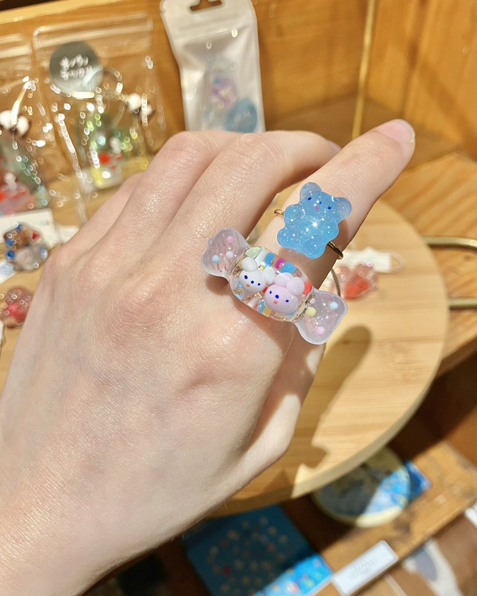 ondo_creative's tweet photo. 【GALLERY｜@ondo_creative／STORE】
⁡
＼STORE特集／
『キノウノテヅクリ 特集』
5.1(金)-6.7(日) 12:00–19:00
※6.1(月) 2(火) 休み
＠ ondo store（東京・清澄白河）
⁡
ギャラリー併設のストアでは、引き続きキノウノテヅクリさんの特集を開催しております◎
眺めているだけで頬が緩んでしまうような、愛嬌たっぷりで心ときめく世界をお楽しみください💘
⁡
他にも、作品の愛らしさをそのままにデザインされたステッカーも多数ご用意しております。
こちらもぜひお手に取ってご覧ください◎