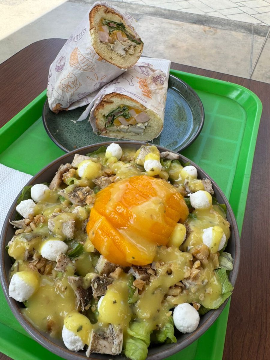 ebellisve's tweet photo. Deliciosa ensalada de Pollo con Melocotón preparada con mezcla de lechuga romana, nueces, queso de cabra, melocotón en almíbar y aderezo miel mostaza. #ComeFresco #ComeDelicioso #ComeSaludable #ComeEnsaladas https://t.co/5gbawiqJNG