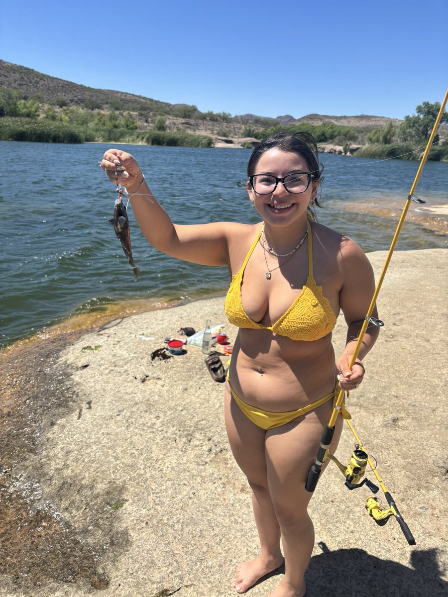 Cuck4FatGuys's tweet photo. A few pics from our date the other day. Unfortunately there weren’t any fat guys for her to hit on https://t.co/oie8ftZYYG