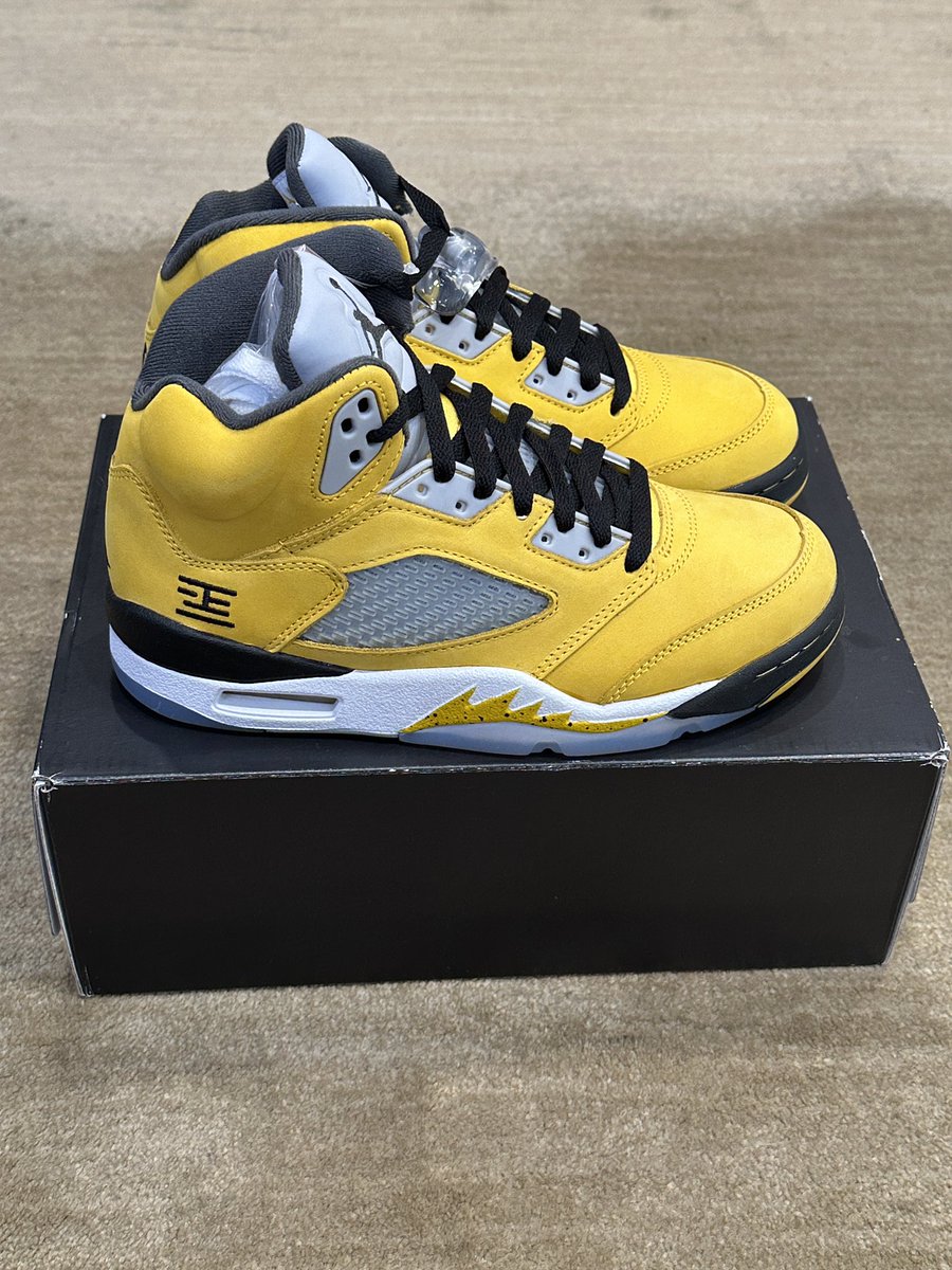 SNKRVisionista's tweet photo. Latest pickup: Reach Back Edition. I finally copped a pair of the Jordan 5 Tokyo. These are 🔥🔥🔥

#jordan5 #jordan5tokyo #sneakerenthusiast #sneakerheadlife #sneakervisionista https://t.co/ewPQ4lgdbb