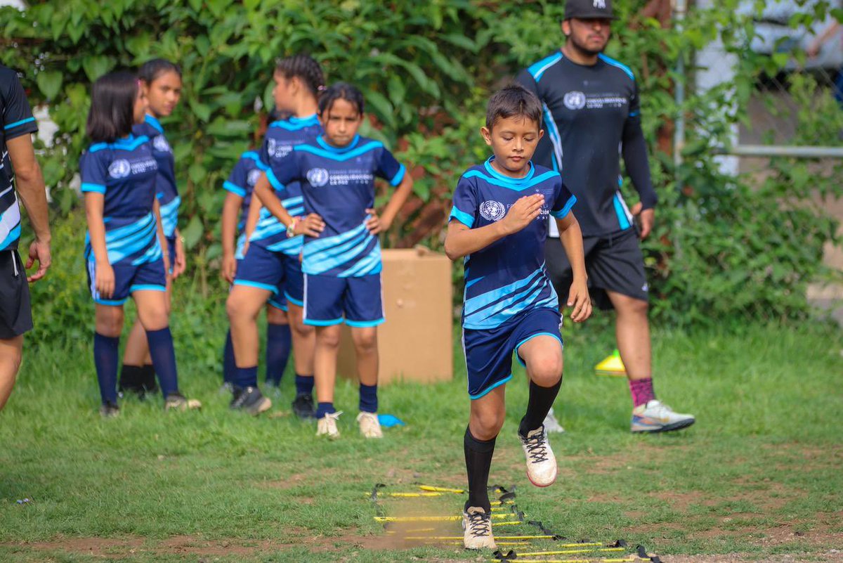 TejidoSocialSv's tweet photo. Como parte del trabajo que continuamos desarrollando a través de las escuelas de fútbol DRTS, este día llevamos a cabo esta entrega gracias al esfuerzo articulado que impulsamos junto a líderes comunitarios, entrenadores y familias, fortaleciendo espacios donde niñas, niños y jóvenes pueden desarrollarse a través del deporte. 

#TejidoSocial | #ElSalvador