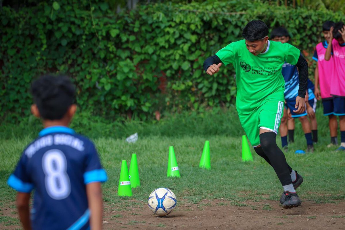 TejidoSocialSv's tweet photo. Como parte del trabajo que continuamos desarrollando a través de las escuelas de fútbol DRTS, este día llevamos a cabo esta entrega gracias al esfuerzo articulado que impulsamos junto a líderes comunitarios, entrenadores y familias, fortaleciendo espacios donde niñas, niños y jóvenes pueden desarrollarse a través del deporte. 

#TejidoSocial | #ElSalvador