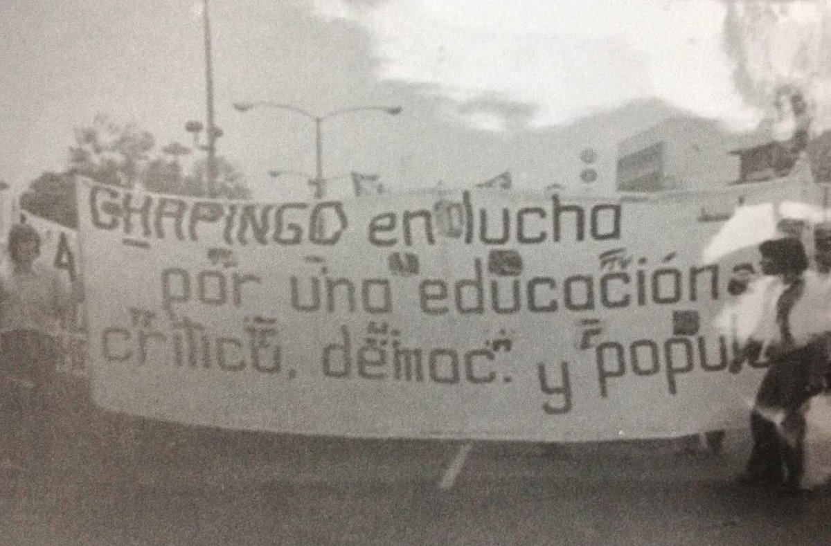 HomeroAE's tweet photo. Chapingo
Se cumplen 52 años de la huelga que consiguió la autonomía para la Universidad de Chapingo. Entre 1973 y 1974, grupos de profesores y alumnos de la entonces Escuela Nacional de Agricultura elaboraron proyectos para transformar la escuela y elevar su calidad educativa de cara a las necesidades del medio rural mexicano. El fruto de esos esfuerzos fue el Proyecto Universidad Nacional Autónoma Chapingo, cuyo objetivo fue crear una universidad agrícola nacionalista, democrática, crítica y popular.
Entre abril y mayo de 1974, los directivos de Chapingo entablaron gestiones con la Secretaría de Educación Pública para la aprobación del proyecto. El secretario de Educación se negó a responder las peticiones de la escuela, ante esa obstinación el 30 de mayo se llevó a cabo una asamblea general donde maestros y estudiantes votaron a favor de declarar una huelga, la cuál comenzó dos días después.
Fuente y fotografía: Victoria Herrera y Aquiles Celis, “Lenin en Chapingo. La lucha por la transformación de la Escuela Nacional de Agricultura en Universidad Autónoma de Chapingo”, México, Cámara de Diputados, 2023.
El movimiento para transformar la Escuela Nacional de Agricultura  en Universidad Autónoma Chapingo fue liderado por el ingeniero Aquiles Córdova Morán, fundador y líder del Movimiento Antorchista Nacional.