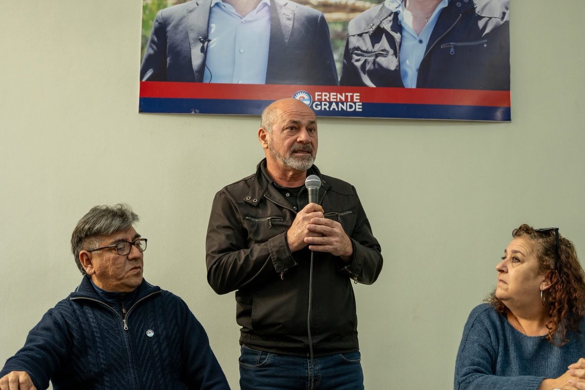 MarioSeccoOK's tweet photo. ASAMBLEA DEL FRENTE GRANDE PROVINCIA DE BS AS

En una fuerte muestra de representación a lo largo y ancho del territorio bonaerense, con presencia en casi 100 distritos, el @FGBuenosAires  llevó a cabo una Asamblea donde se eligieron sus autoridades: @GonzalezSusanaH fue electa por unanimidad como Presidenta de la misma.

Representantes de distintas ciudades llegaron a la sede de La Plata para participar y seguir fortaleciendo el Partido, que sigue posicionándose como una de las principales fuerzas que impulsan a @Kicillofok como la esperanza de las y los argentinos para recuperar el rumbo de la Patria.