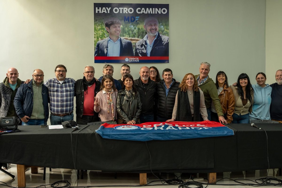 MarioSeccoOK's tweet photo. ASAMBLEA DEL FRENTE GRANDE PROVINCIA DE BS AS

En una fuerte muestra de representación a lo largo y ancho del territorio bonaerense, con presencia en casi 100 distritos, el @FGBuenosAires  llevó a cabo una Asamblea donde se eligieron sus autoridades: @GonzalezSusanaH fue electa por unanimidad como Presidenta de la misma.

Representantes de distintas ciudades llegaron a la sede de La Plata para participar y seguir fortaleciendo el Partido, que sigue posicionándose como una de las principales fuerzas que impulsan a @Kicillofok como la esperanza de las y los argentinos para recuperar el rumbo de la Patria.