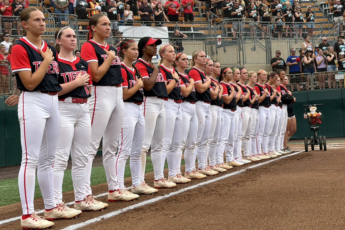 vypehouston's tweet photo. STATE🥎 CONTENT LOADING⏳

In the last game of the UIL softball season, Katy and Forney will battle for the 6A Division II crown!

@Katysoftball1 🆚 @Forneysoftball begins now! https://t.co/9kAdW3InlZ