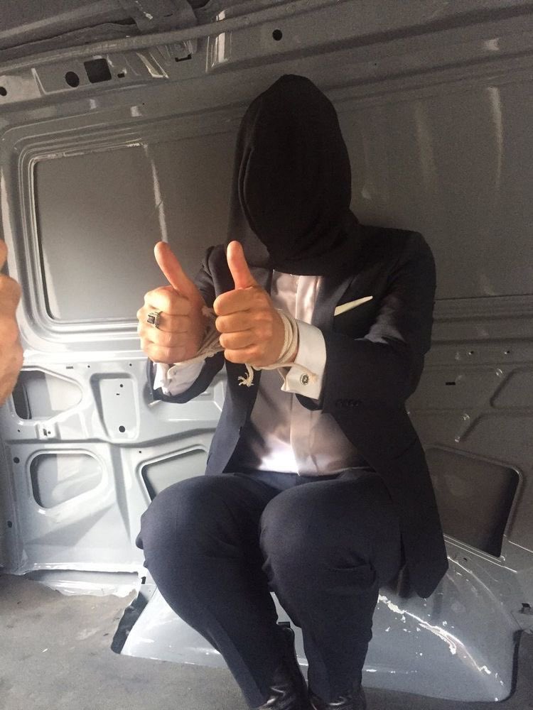 notearstilda's tweet photo. how to kidnap me: https://t.co/aPUhfOTnTT