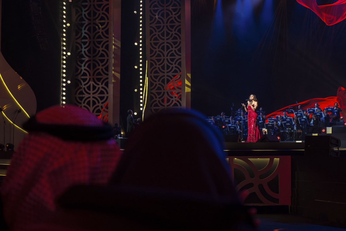 RotanaLive's tweet photo. عينيك ألف رحلة وفيها خدت على السفر♥️🎶

#انغام_في_الرياض 
#روتانا_لايف

@Turki_alalshikh 
@Angham 
@GEA_SA 
@Mabdoarena 
@EmiratesNBD_KSA 
@Kinzabev 
@flowardCo https://t.co/aKRnz1BCvf