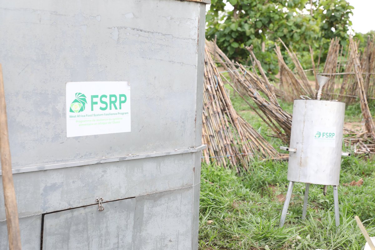 FsrpWa's tweet photo. Within the framework of adopting sustainable friendly farming practices, 186 members, including 96 women, received a compost bin &amp; a biopesticide production unit with #FSRP. They produced organic fertiliser from materials generated by their farming &amp; livestock activities. https://t.co/7RkEnz0Izi
