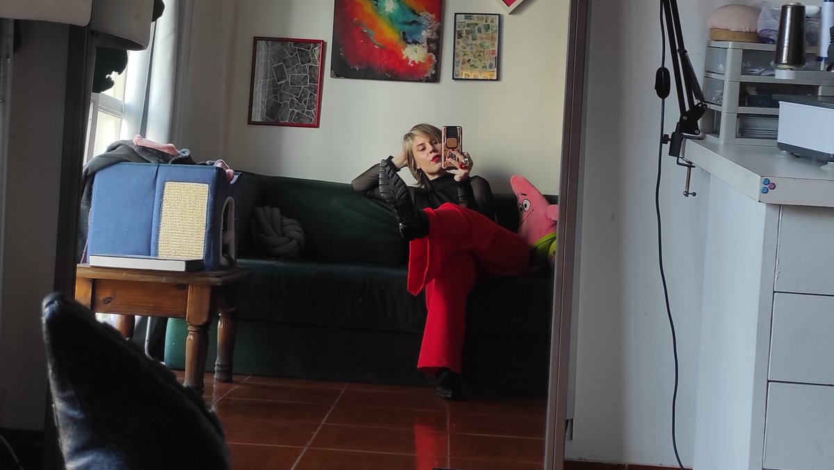 PriElsesser's tweet photo. El aura del día ♥️💋 https://t.co/SKwyoHFwJk