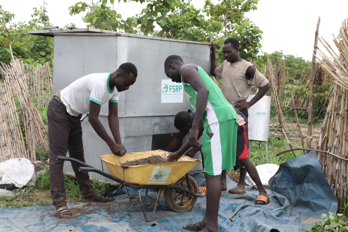 FsrpWa's tweet photo. Within the framework of adopting sustainable friendly farming practices, 186 members, including 96 women, received a compost bin &amp; a biopesticide production unit with #FSRP. They produced organic fertiliser from materials generated by their farming &amp; livestock activities. https://t.co/7RkEnz0Izi