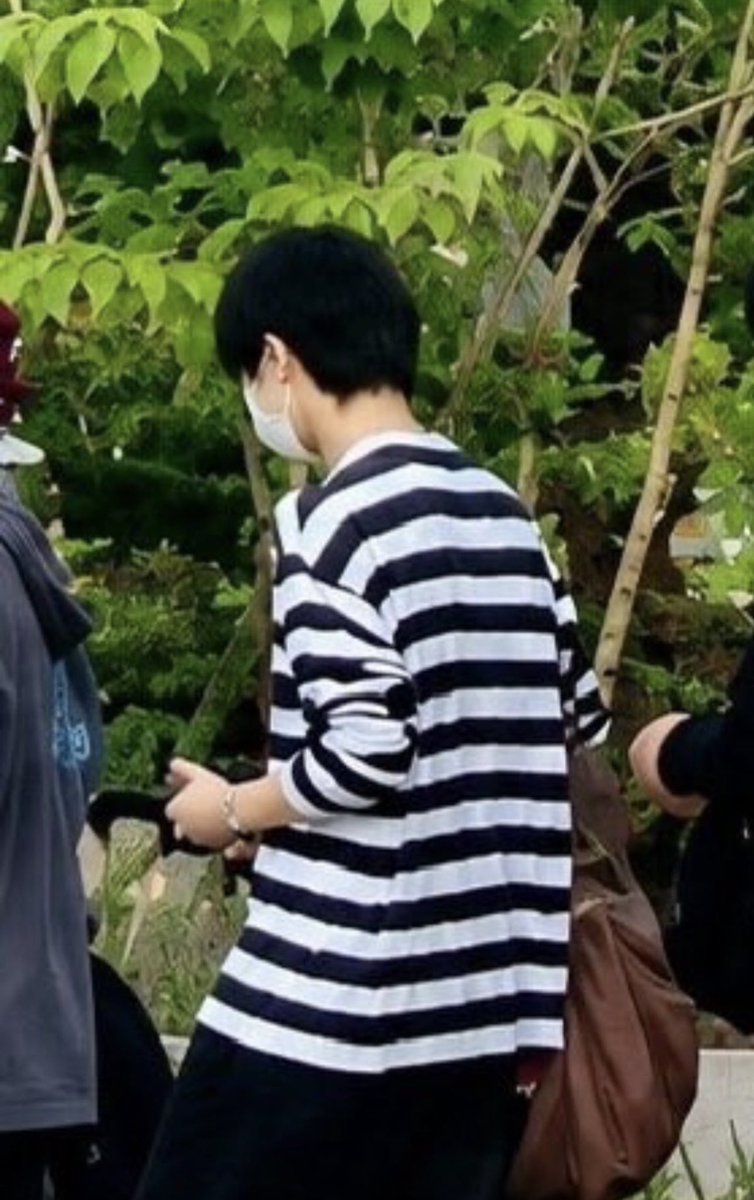 predebutwait's tweet photo. Many people are trying to figure out who this trainee is and whether or not hes hanlim boy. In all honesty this trainee could be anyone 😭 Many trainees have been spotted with brown bags that r all similar styles as well as the bracelets, we just have to wait for YG announcement https://t.co/MZRefTYvOx