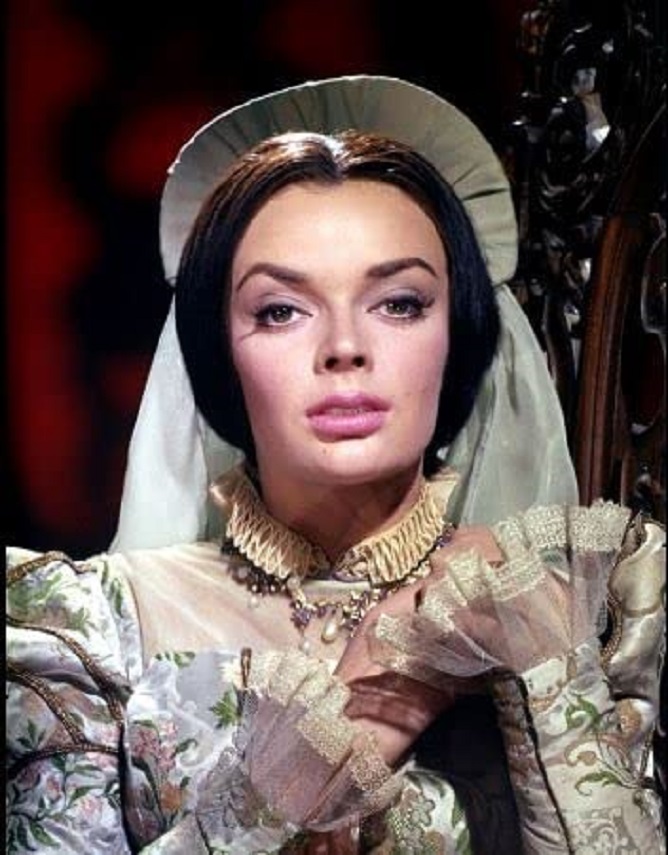 HorrorHammer1's tweet photo. Barbara Steele The Pit and the Pendulum, 1961 https://t.co/115KpMLnD7