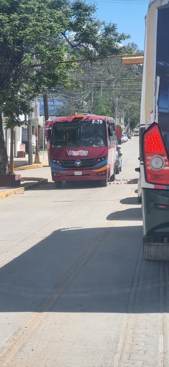 javi1dc's tweet photo. @GobOax por favor quiten las boyas de San Martín Mexicapan, especialmente en el cruce entre Trujano y avenida Montoya, a demás de que compongan los semáforos poniéndolo a tiempo, la boyas aumemtan la contaminación de los vehículos haciendo más lento el tráfico. Ojo. https://t.co/9Q9H1BgwYS