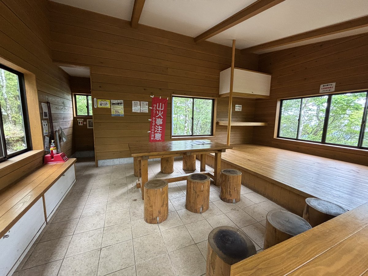 sagami_walker's tweet photo. 畦ヶ丸の山頂付近には避難小屋があります。2020年に建てられた新しい施設で、内装はウッド調の落ち着いた雰囲気でした。

天候が変わりやすい山ではこうした場所があると安心感がありますね⛰️
※避難小屋のため管理人は常駐していません
#登山 #山歩き #山登り #丹沢 #畦ヶ丸 https://t.co/065g680jSD