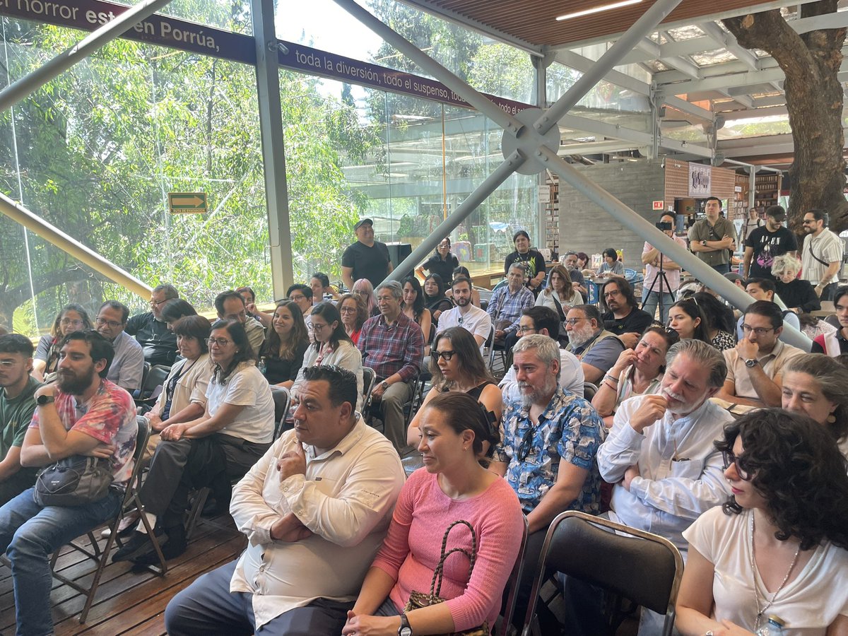 dalcarreno's tweet photo. Presentación del libro “Conoce algunas especies mexicanas en peligro ¡y cómo podemos ayudarlas!” en @libreriaporrua 
¡Estuvo increíble!
Felicidades @clemenflays, Ale Medellín y Mariana Aguila.
Esta obra está disponible en @penguinlibrosmx 📚
@IEcologiaUNAM https://t.co/q26xvsb7zF