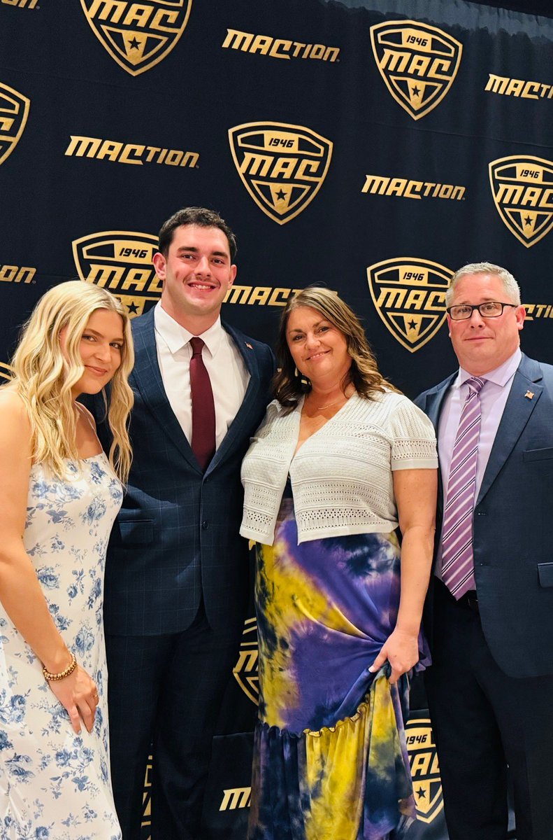 blane_cleaver's tweet photo. Honored to receive the Medal of Honor at the MAC Honors ceremony. Thank you to my family, the Bowling Green coaches, support staff, and my teammates for constantly supporting me. Congratulations as well to all of the MAC Hall of Fame inductees! @MACSports @BG_Football https://t.co/mJsc2MPWVv