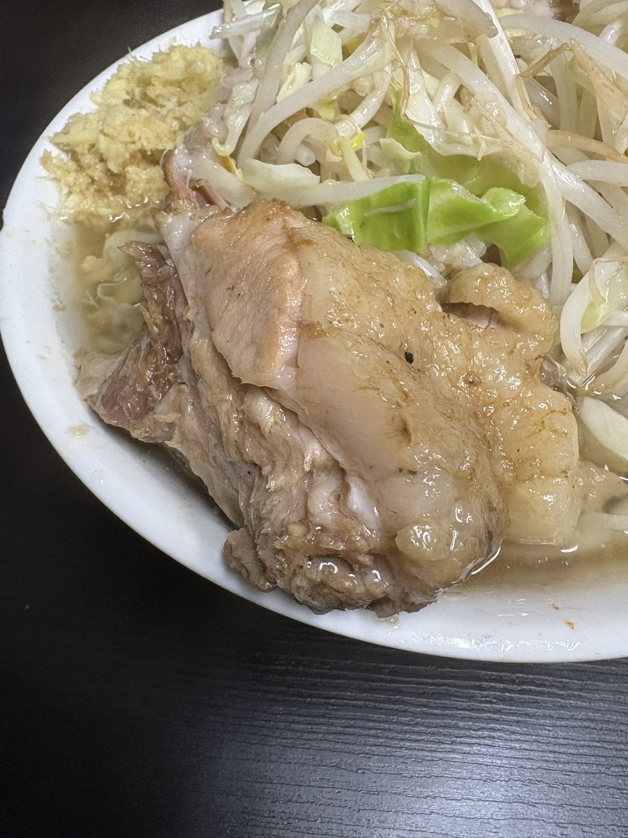 arabiking's tweet photo. 自家製麺まさき（非乳化） 所沢市
ラーメンニンニクしょうがアブラ＆うずら

とうとうツアーに組み込まれたので喜んで行って三田w

結構な並びで着丼まで1時間ちょいでしたね。
太めの麺がスープを吸い堪らなく旨い！豚もデカい奴がフワトロ
食べたいメニューがあり過ぎるのでまた行きましょう！ https://t.co/Mk7ZVuaELm