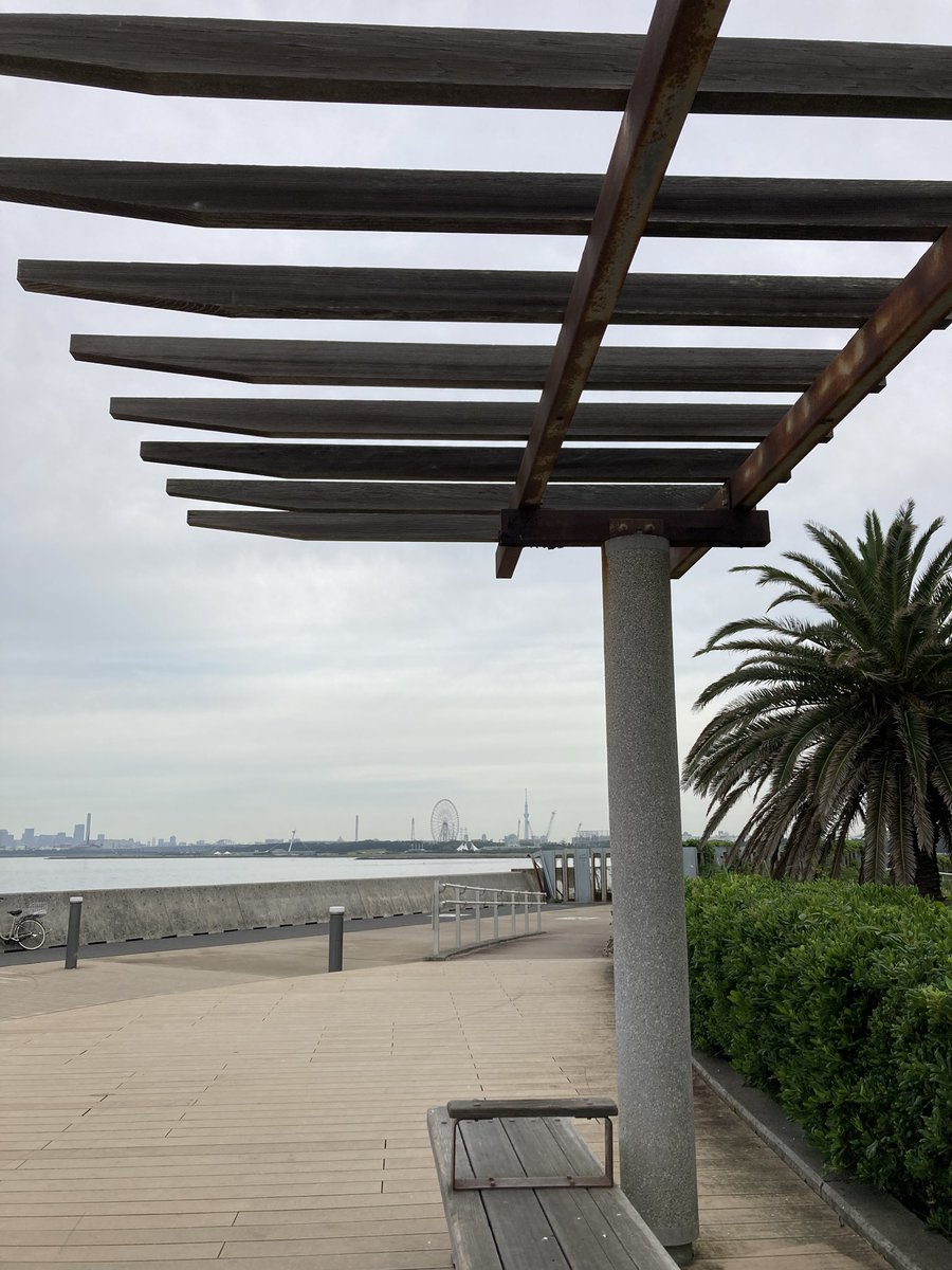 KaaaaMeeee's tweet photo. 約10年振りに舞浜。
ぐるっと海沿いを散歩。
湘南の海も良いけど舞浜の海も良かったです☺️ https://t.co/Xpn1hgWin7