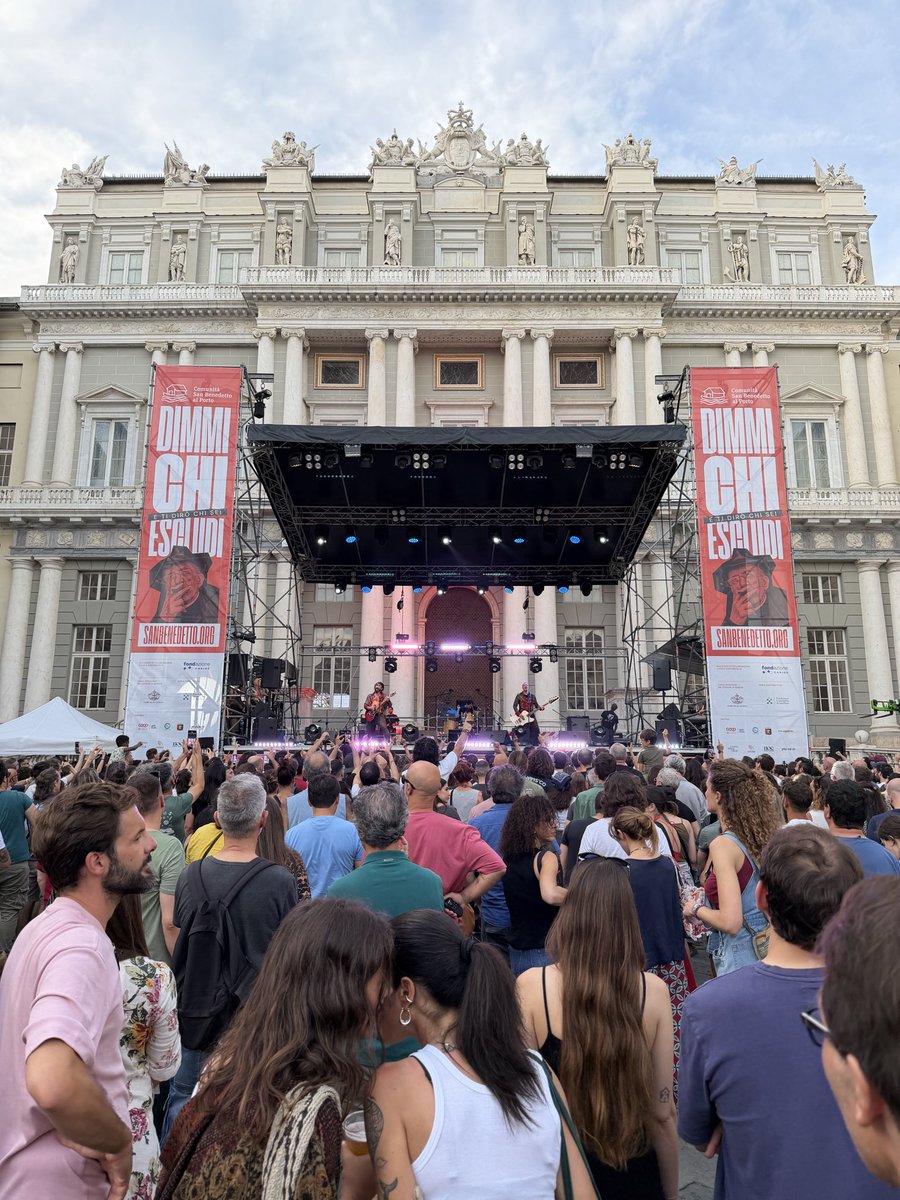 GenovaEventi's tweet photo. “Dimmi chi escludi e ti dirò chi sei”, l’evento dedicato a Don Andrea Gallo, ha travolto #Genova con musica, parole ed emozioni grazie a una line-up straordinaria!

Migliaia di persone hanno riempito la piazza per una giornata gratuita di condivisione, cultura e partecipazione. https://t.co/p9wnBrqHgy