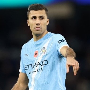 MadridSports_'s tweet photo. ‼️ El entorno de Rodri NIEGA que tenga un ACUERDO con Enrique Riquelme

Reconocen que el candidato mantuvo una conversación con el jugador del Manchester City días atrás en la que le transmitió su DESEO de que firme por el Real Madrid si es elegido presidente

❌ No obstante, en la llamada NO hubo ninguna NEGOCIACIÓN y el Balón de Oro, pese a tener grandes diferencias con el City sobre su renovación, se centra en estos momentos en el Mundial

Vía @tjcope