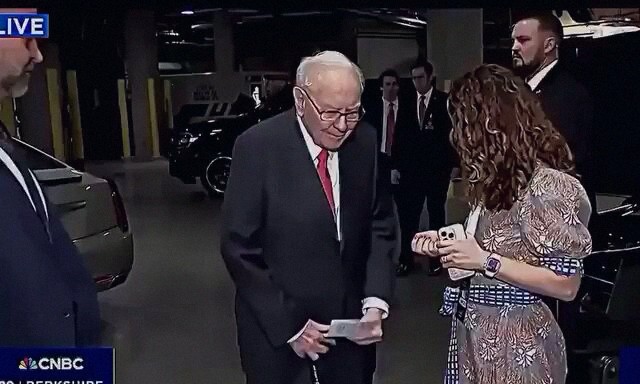 HyreOne's tweet photo. Warren Buffett was once asked to name the dumbest trade he ever made.

"It was a textile company stock. They had been declining for years."

He bought shares cheap, planning to sell after a mill closed. The CEO, Stanton, promised to tender at $11.50. Buffett agreed. They s https://t.co/y7BIliq0Oy