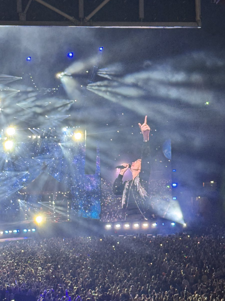 geniebolls's tweet photo. Such an incredible show 🎪

#takethat https://t.co/RTiBjfzdf8