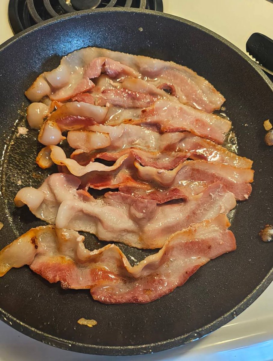 Talithazbua's tweet photo. Let the bacon do its work in the pan https://t.co/LWygugjA1U