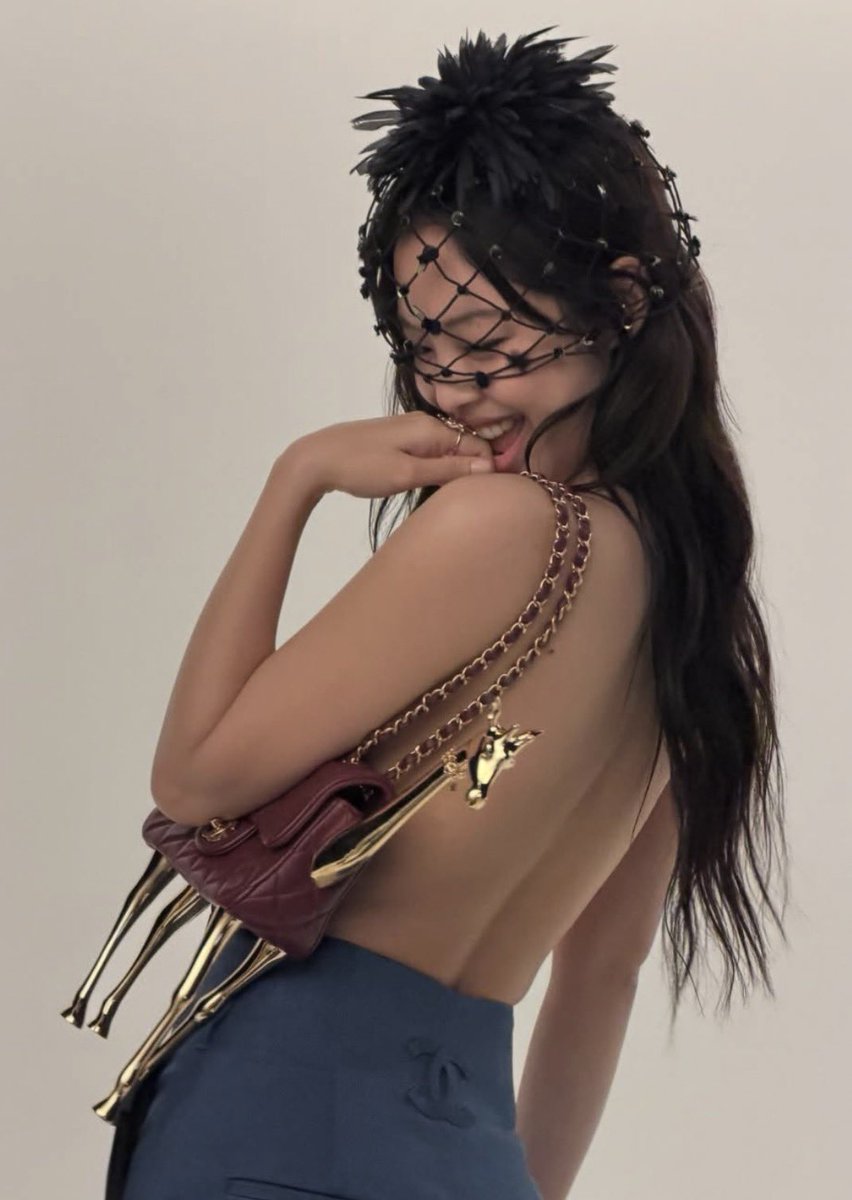 ragingsapphic_'s tweet photo. Does she not know her fans are a bunch of lesbians??? https://t.co/0MZuJT3K96
