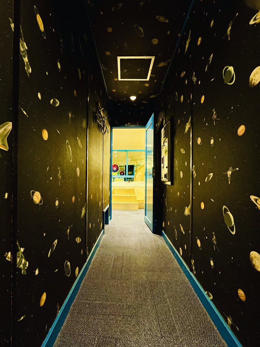 RipTiu's tweet photo. いざない🪐🚀🛸

さしずめ宇宙空間に浮かぶ美しく白い母船のよう🤍
素晴らしい壁紙✨

#レトロラブホ #昭和ラブホ #ラブホテル
#回転ベッド #パオラII #ホテルパオラII https://t.co/AVYUDzU3dO