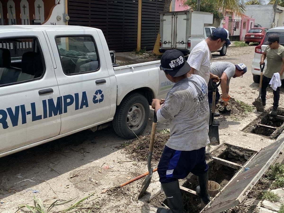AyuntaMerida's tweet photo. ⛈¡Ante las fuertes lluvias el Ayuntamiento no se detiene!

Debido a las afectaciones que se presentaron el día de ayer, por una de las lluvias más intensas en muchos años, nos encontramos calle por calle atendiendo reportes y apoyando a las y los ciudadanos. https://t.co/Lz8sh5Br9v