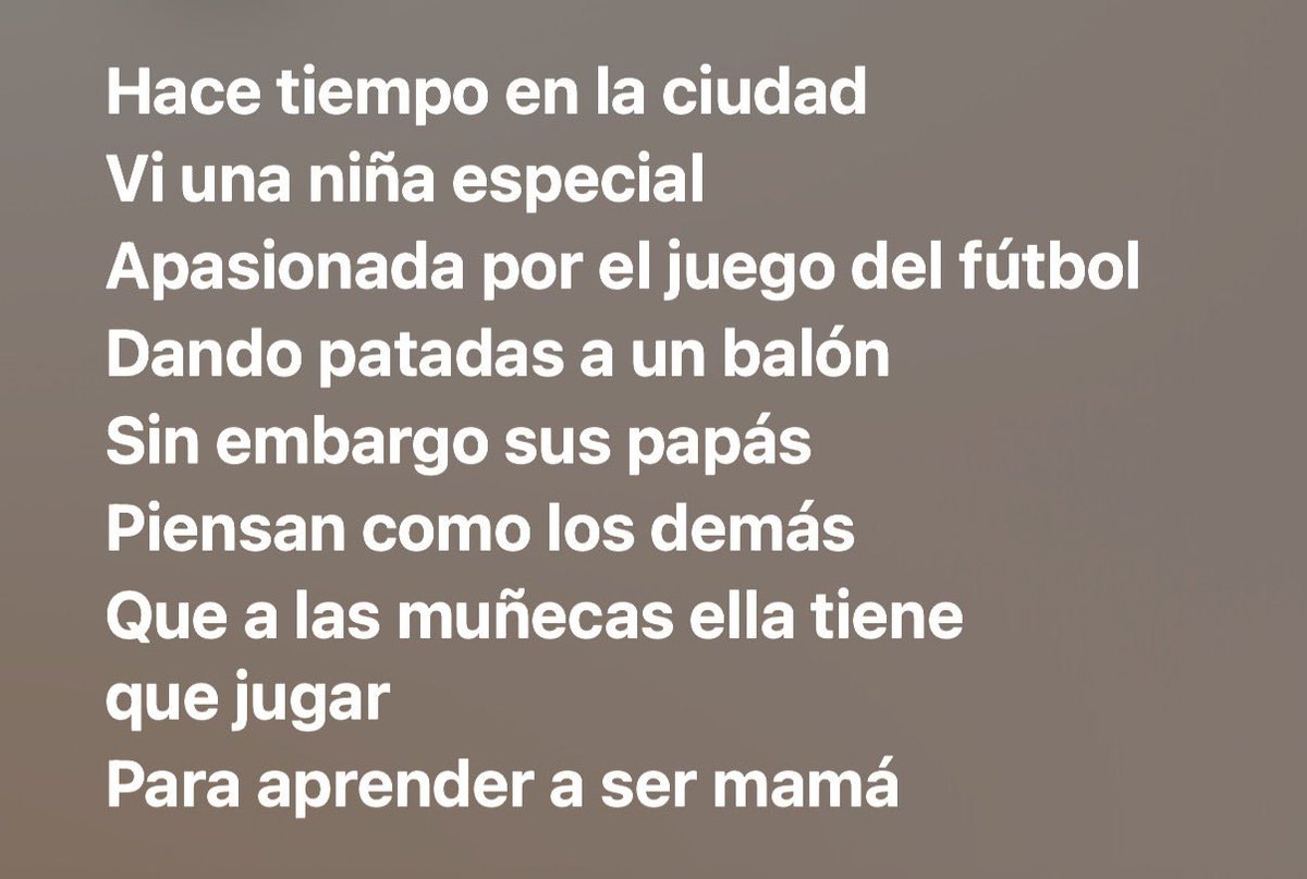 luib_rib's tweet photo. @Anaro74 Tienes razón, en los primeros segundos cambia la letra de la original de “sus papás”, a “su papá”; cargando todo el machismo al lado masculino y haciendo lo que el feminismo barato: poner a todo hombre como “el macho opresor” https://t.co/qckB4KZZbD