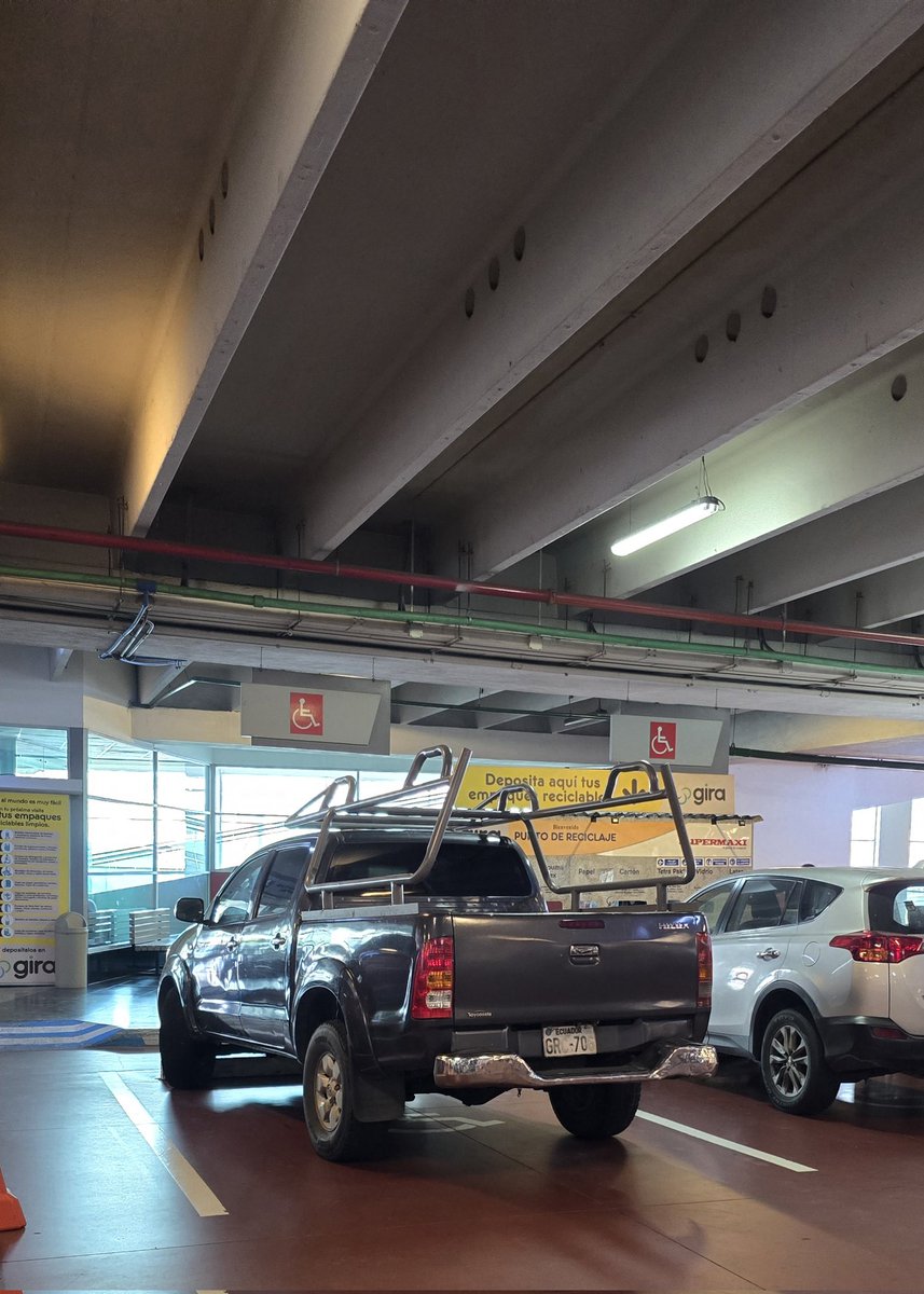 MaCecilia_L's tweet photo. ¿Por qué, en un parqueadero semivacío, alguien decide ocupar el lugar para personas con discapacidad?
¿Por qué nadie hace pone orden?
Y, no. Ningún ocupante de ese carro tenía discapacidad.
Dijeron que no se dieron cuenta del letrero y se fueron de compras. @ATM_Transito https://t.co/nPRuaZ1JQ6