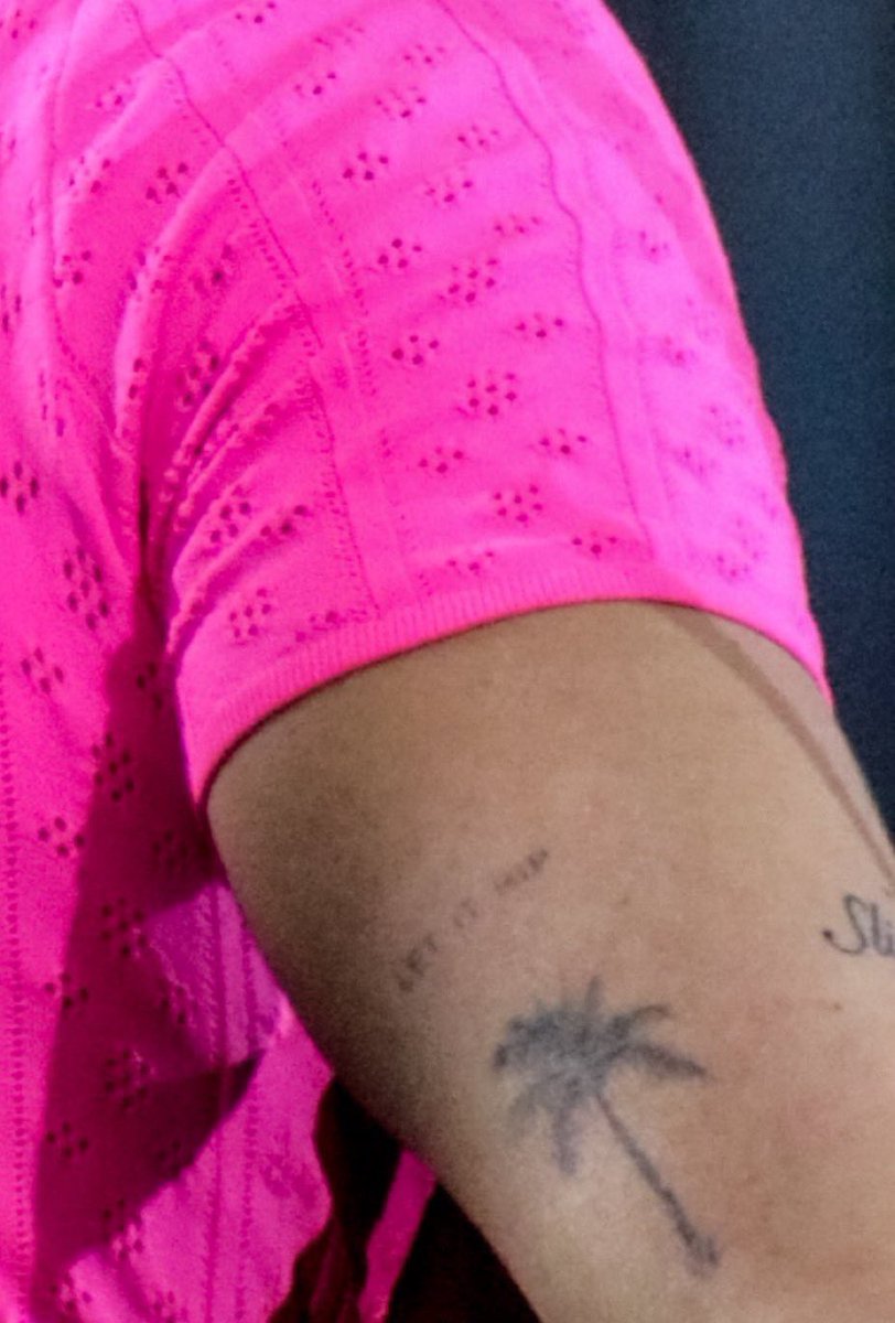 thehsbrasil's tweet photo. 🚨 MAIS UMA! Harry tem uma nova tatuagem escrita de “let it rip”. https://t.co/v40Hr0AZu8