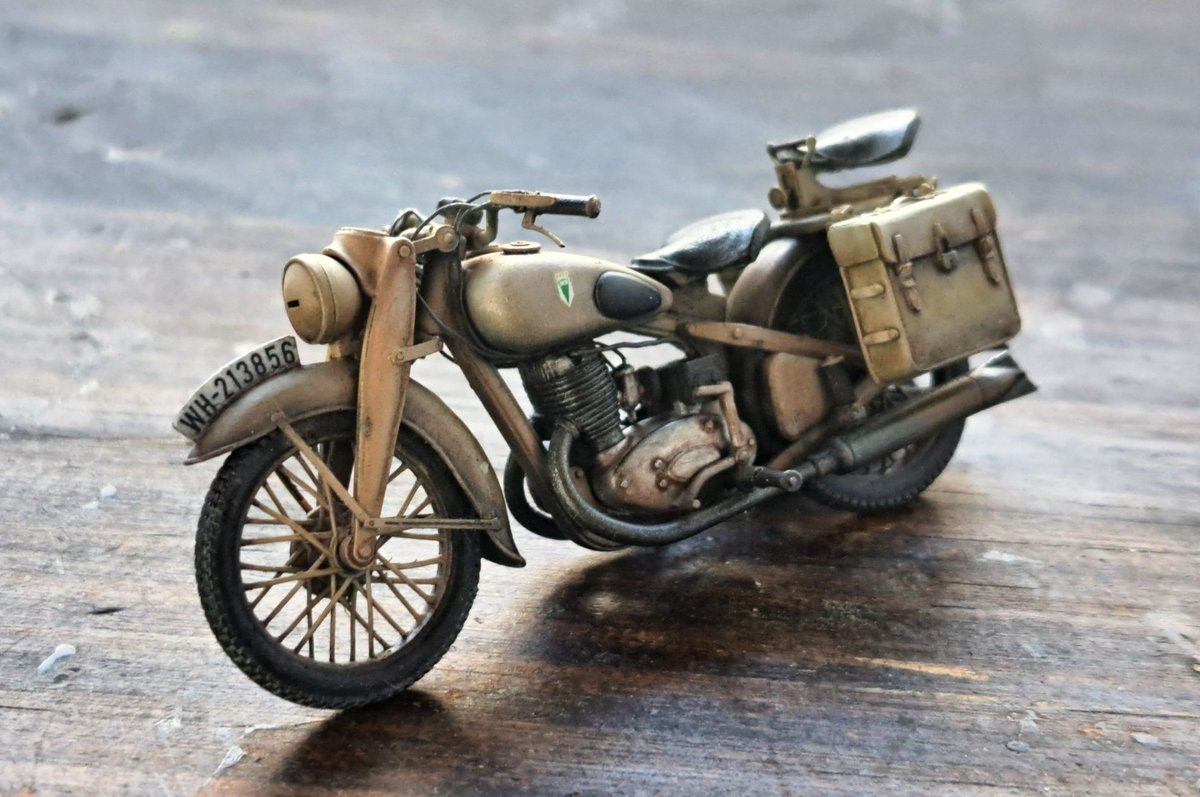 nny31's tweet photo. タミヤ 1/35 DKW NZ350
完成。キングタイガー(アルデンヌ戦線)に入ってたバイク。VoyagerとHYMのパーツを使ってみた。メカメカしててカッコいい。もっと大きいスケールのバイクも作ってみたいなあ。満足。 https://t.co/9Wy7U9I2xO