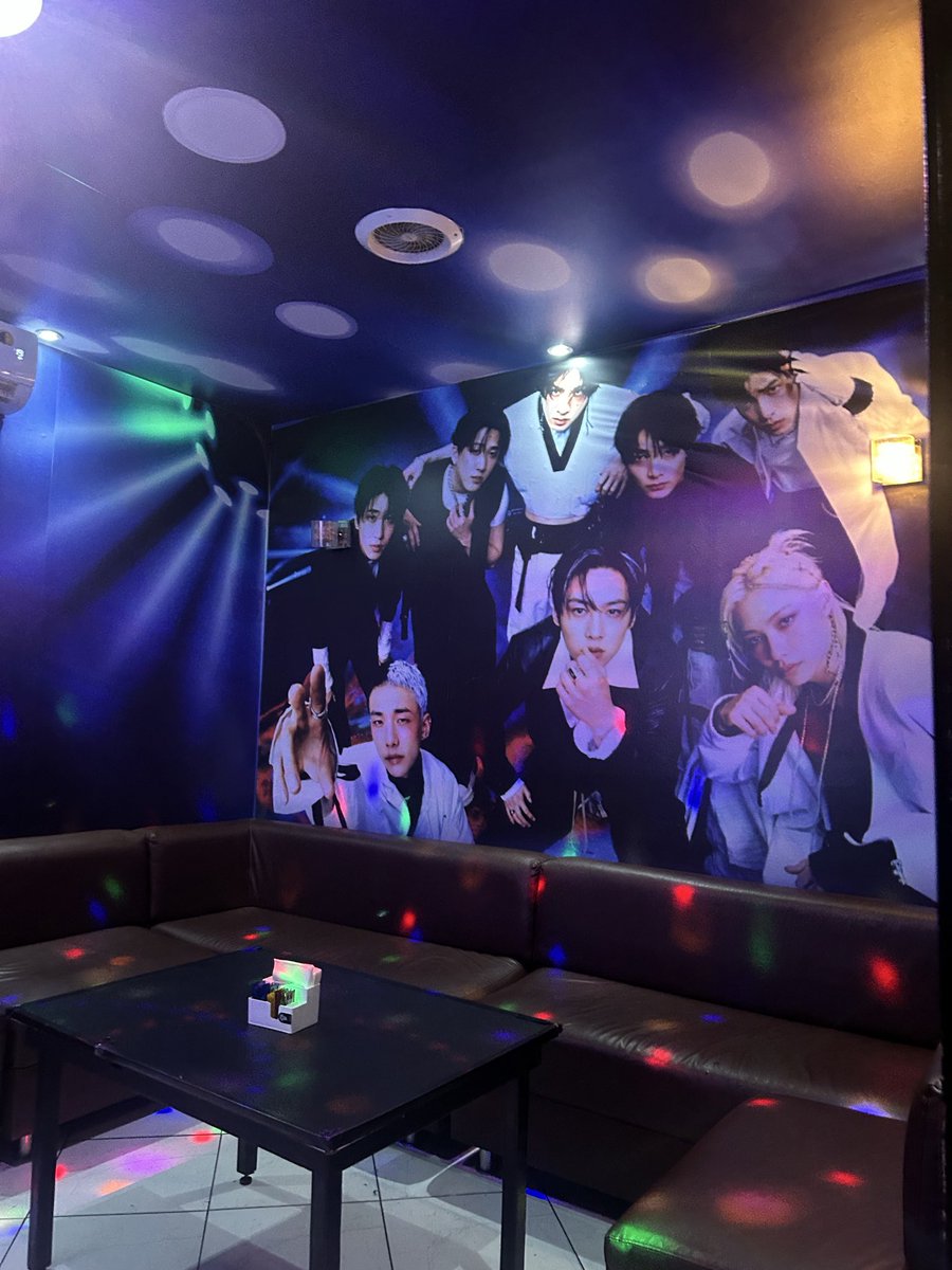 hyunjinfire's tweet photo. encantada com essa sala de karaokê https://t.co/0DLz9EsEj8