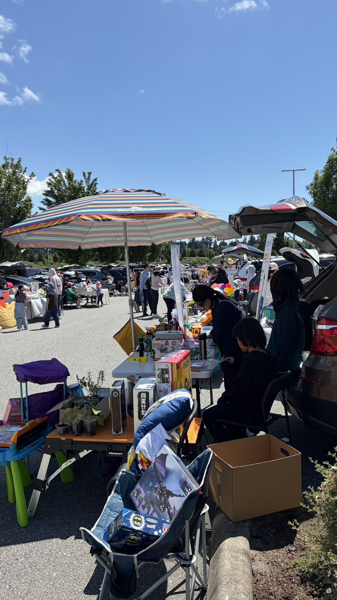 JasonXieBC's tweet photo. For the 5th year in a row, proud to be the host volunteer for the 5th SMC Car Boot Sale! Families participating in yard sale style market and kids enjoying the experience of community and trading pre-loved items. #summer #familytime https://t.co/tMEXQca4Xu